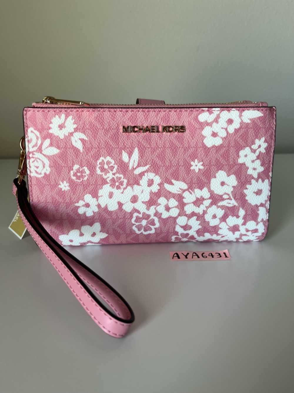 Michael Kors Wallet🎈🎈 - Picture 2 of 9